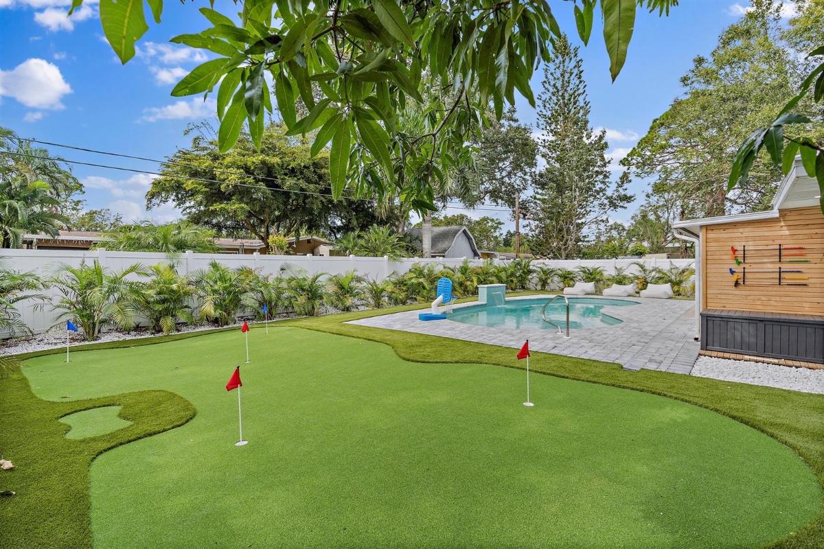 Outdoor Putting Green