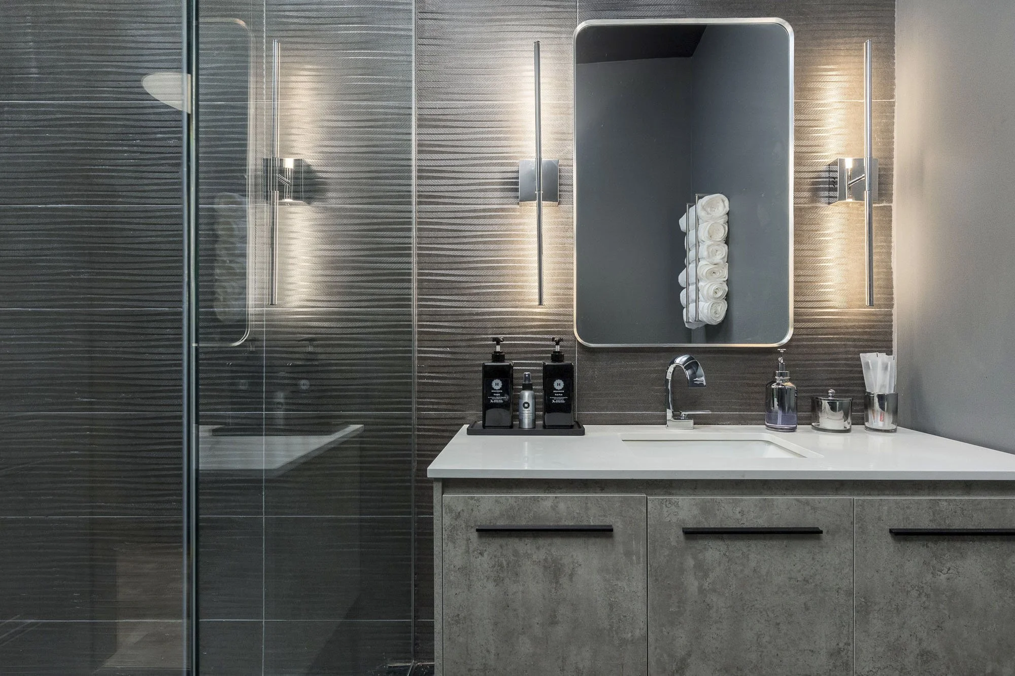 Discover Hollyhock Suites: Louisville's Premier Luxury Group Accommodations!